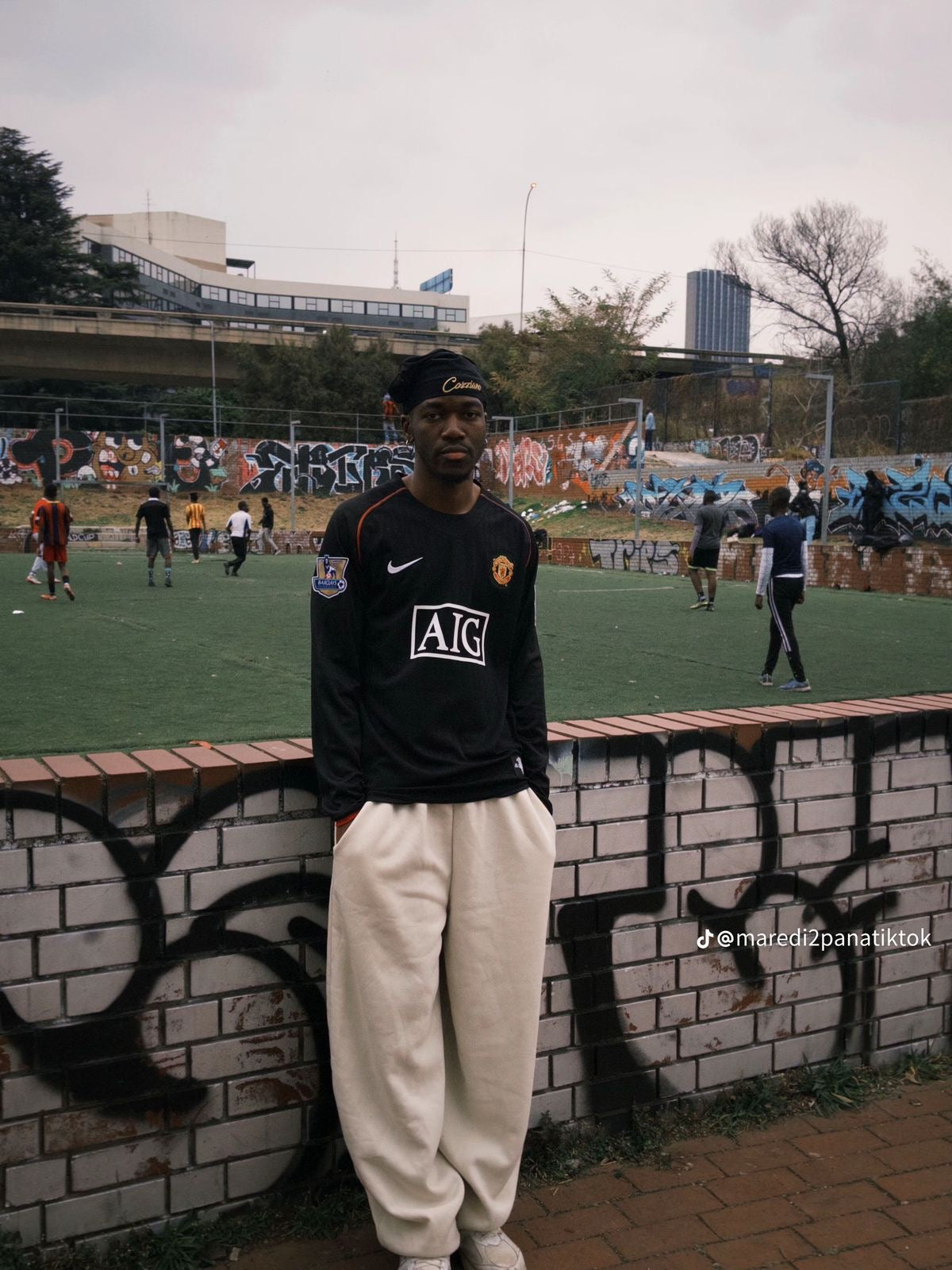 2007-08 Manchester United long-sleeve away shirt by Central Ae in vibrant colors with club crest and sponsor logo.