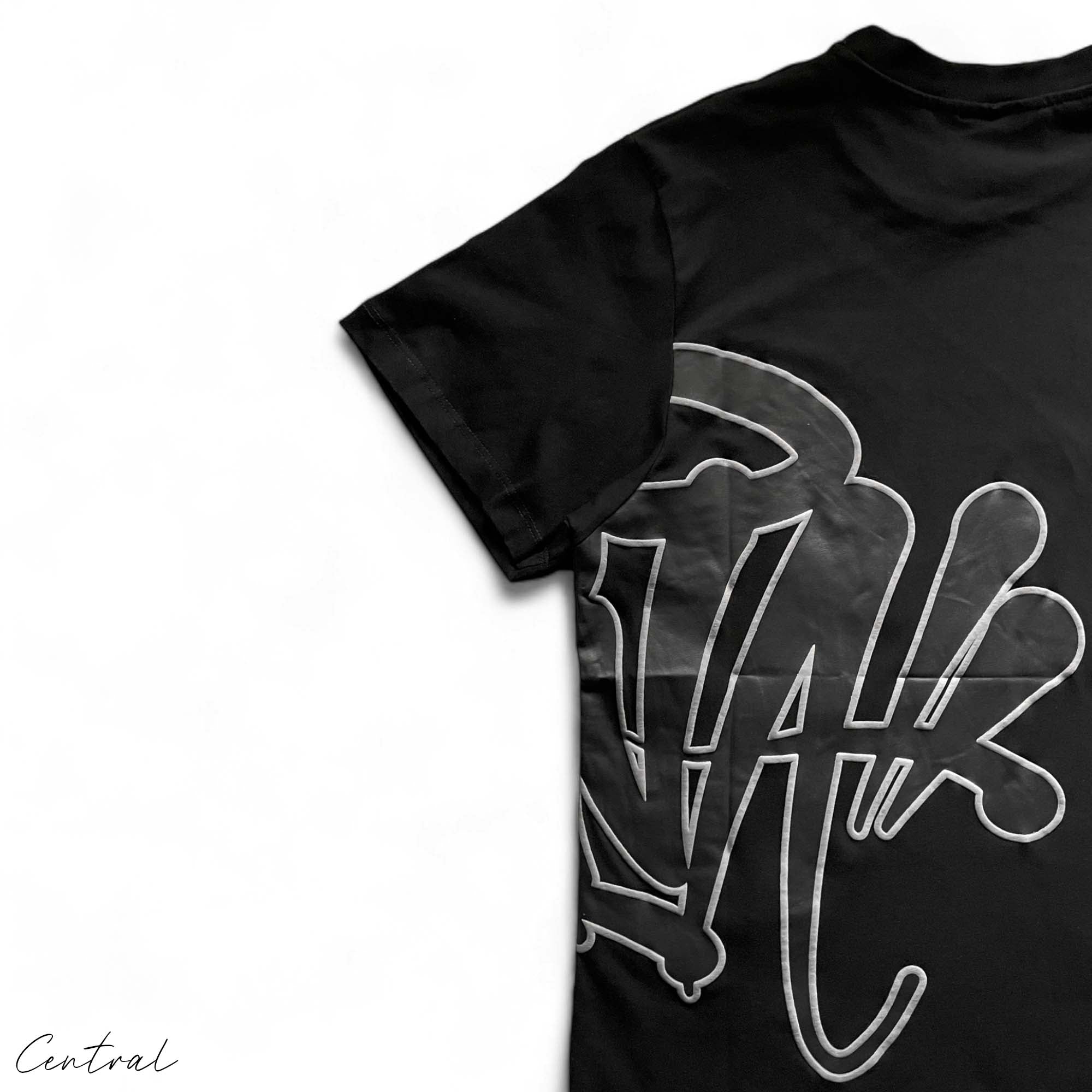 Central ae Syna World short set in black featuring a t-shirt and shorts, displayed on a neutral background.