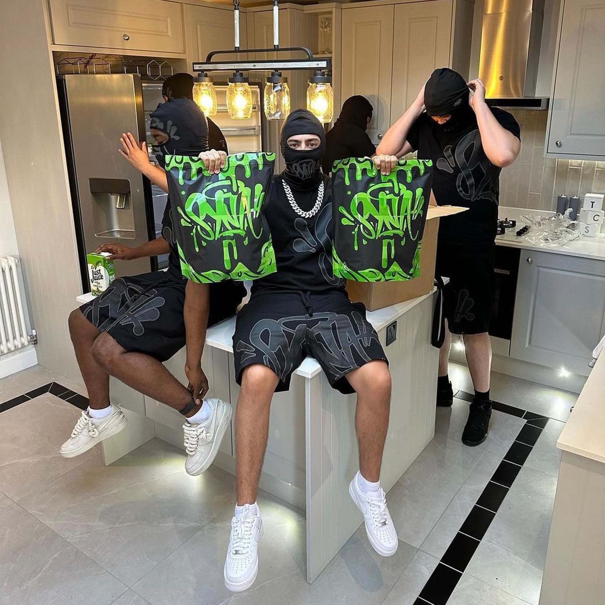 Central ae Syna World short set in black featuring a t-shirt and matching shorts, laid out on a neutral background.