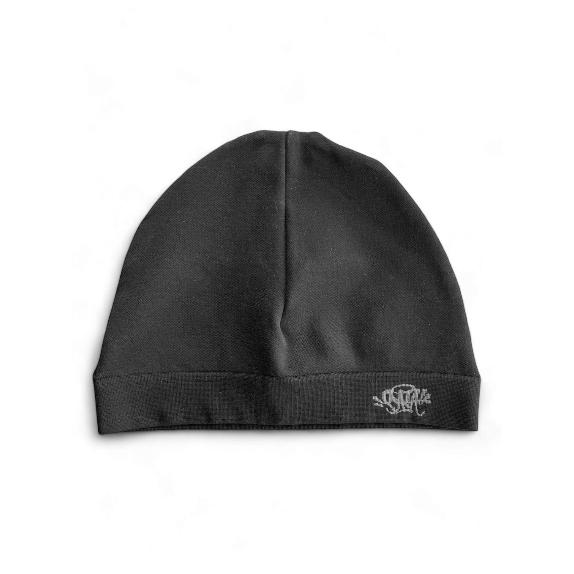 Black and white Syna skull cap beanie by Central ae, featuring a snug fit and stylish design.