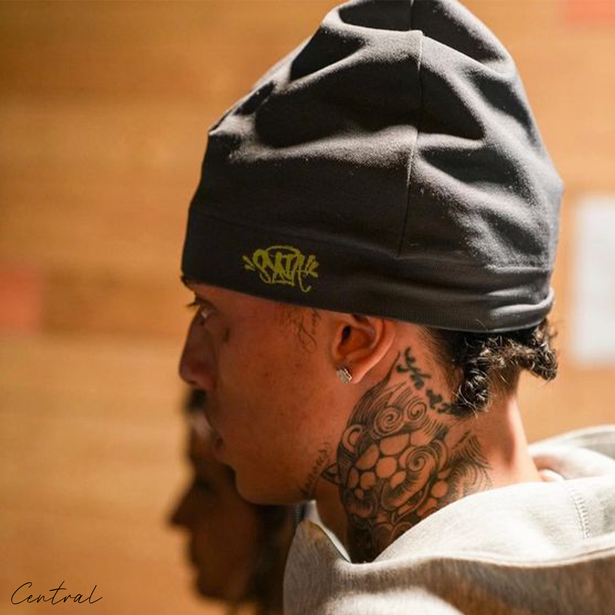 Central ae Syna Skull Cap in black and white, featuring a snug fit and stylish design, perfect for cold weather.