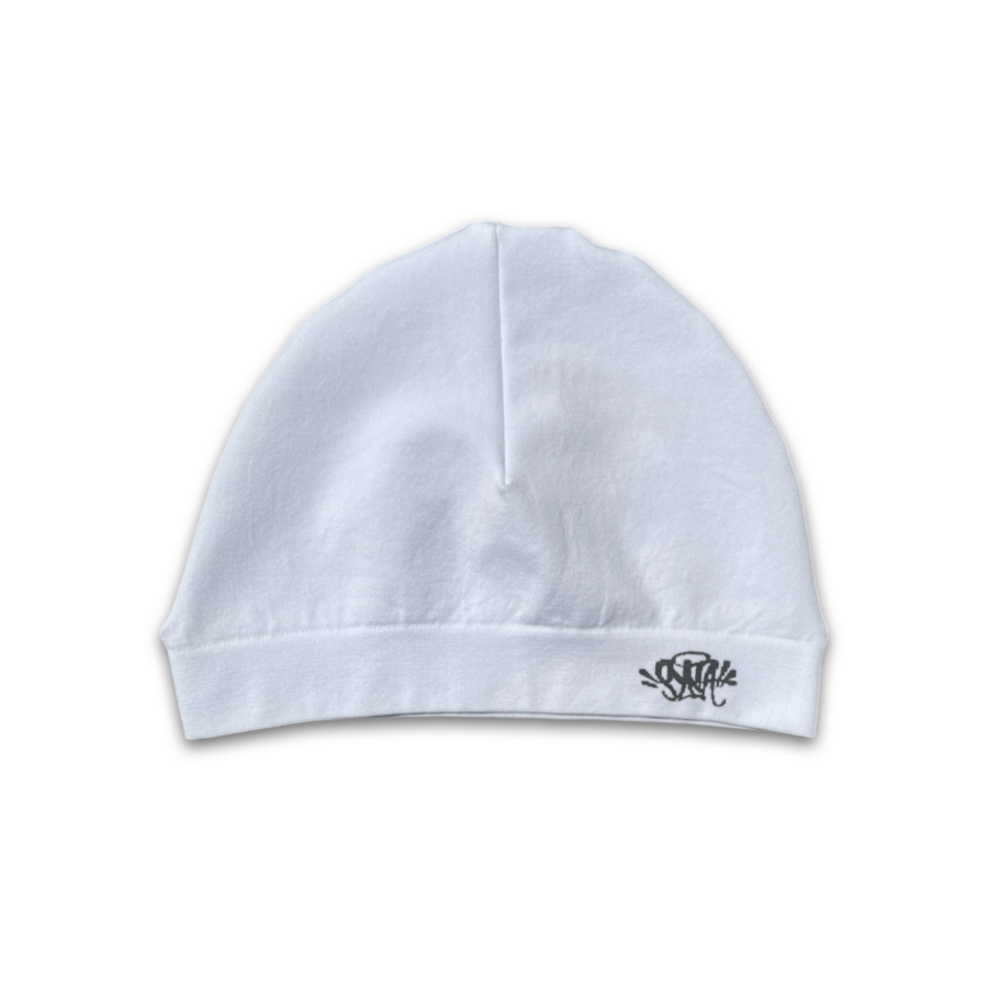 White Syna Skull Cap beanie by Central ae, featuring a snug fit and minimalist design for casual wear.