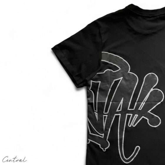 Central ae Syna World short set in black featuring a t-shirt and shorts, displayed on a neutral background.