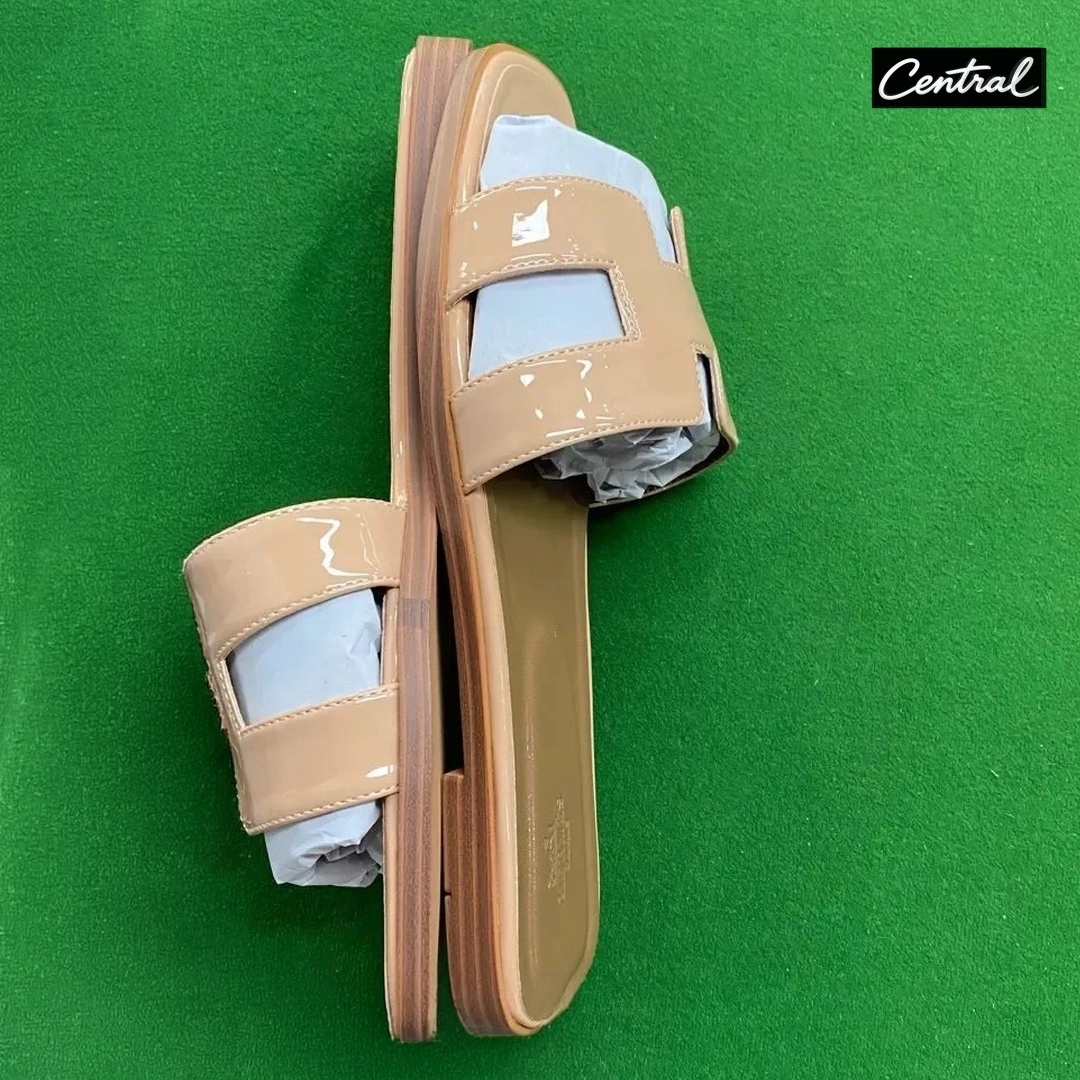 Hermès Oran Sandal - Patent leather nude