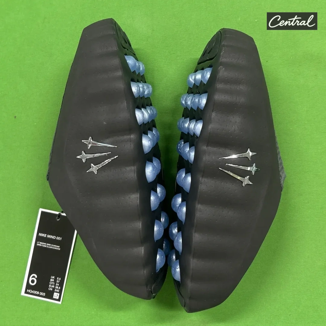 Nike Mind 001 Pregame Mules - Black blue background